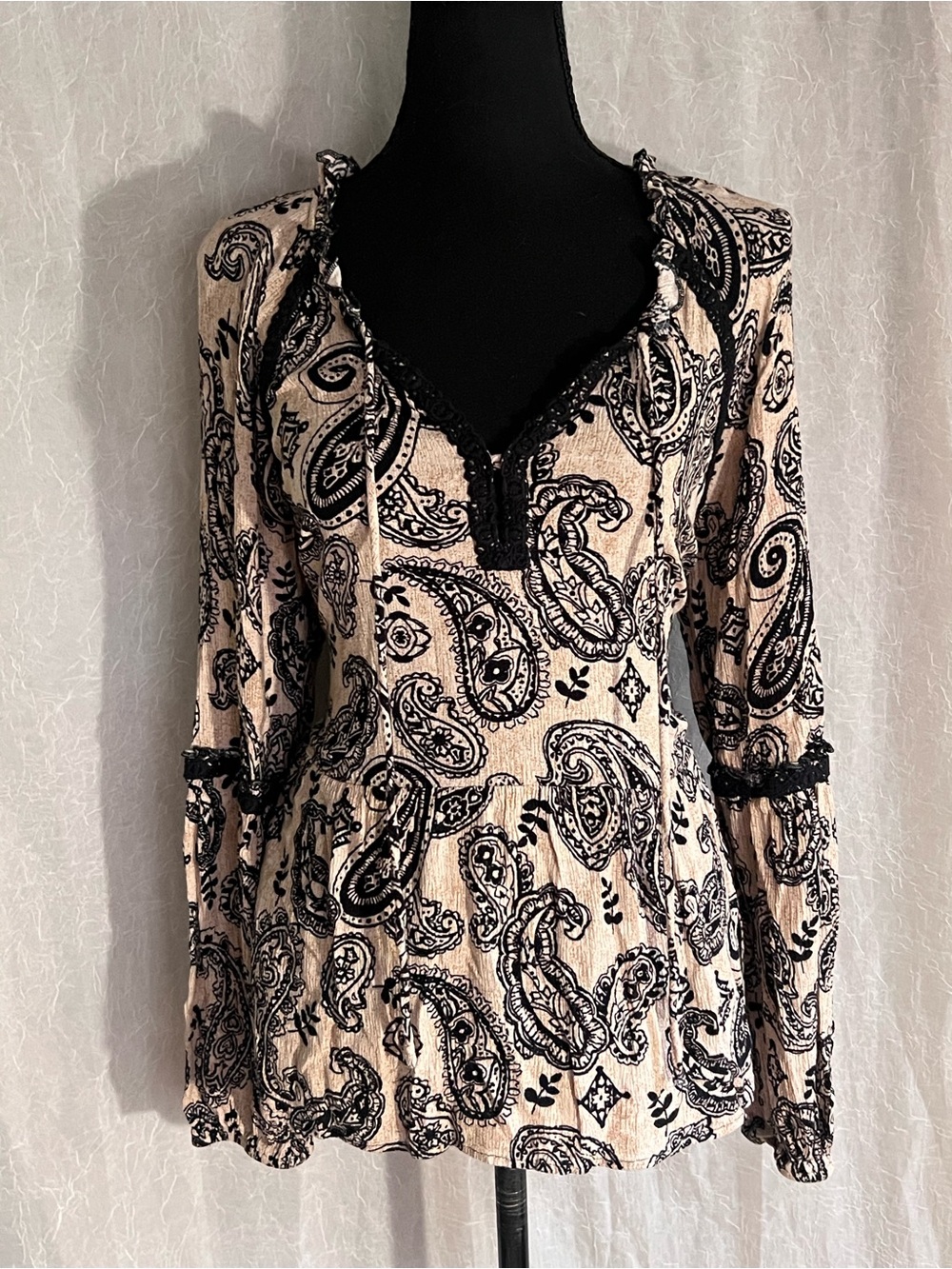 Knox Rose Black & tan Paisley Long Sleeve Top